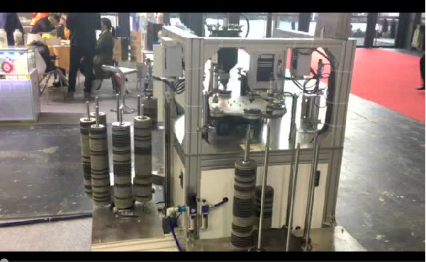 鄭州豐宏機械全自動百葉片成型機上海五金展會現(xiàn)場工作視頻