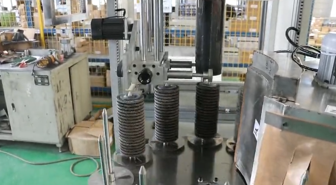 新型包裝機轉(zhuǎn)盤式套膜機工作視頻